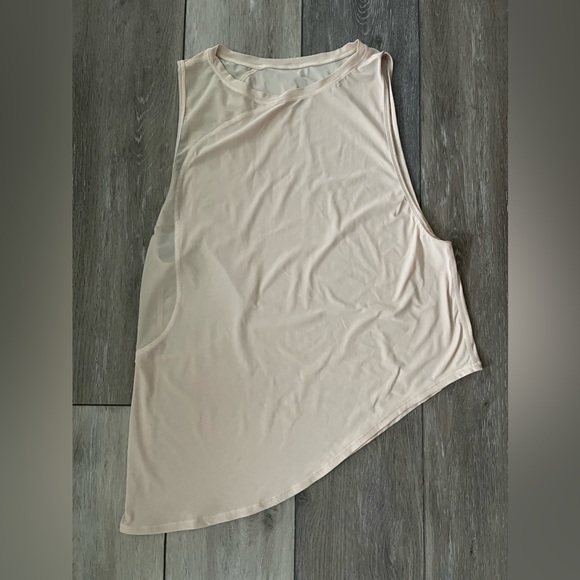 Lululemon tank - Picture 1 of 3